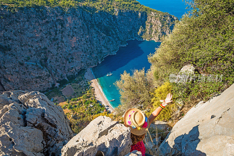 女人在顶端。来自Oludeniz的蝴蝶谷。Fethiye Mugla,土耳其。